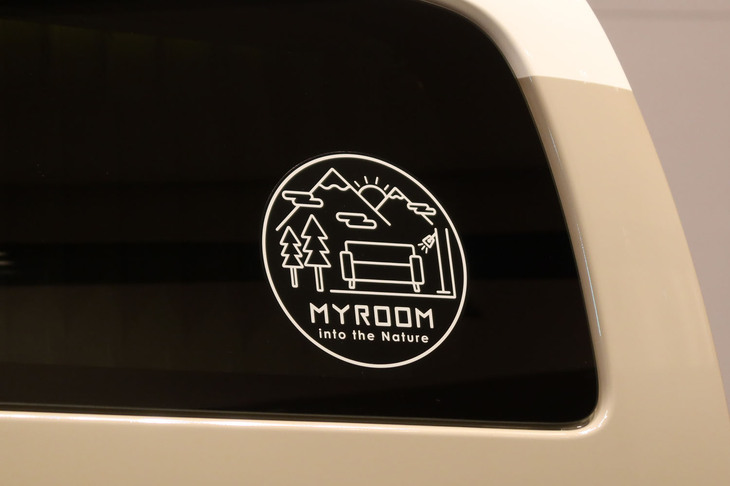 日産NV200バネットMYROOM（リアサイドガラスのMYROOMステッカー）