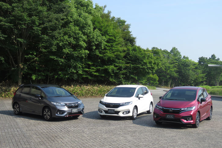 左から「RS Honda SENSING」「ハイブリッドL Honda SENSING」「ハイブリッドS Honda SENSING」。