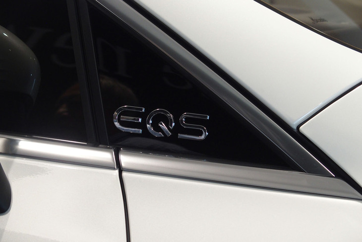 メルセデス・ベンツEQS450 4MATIC SUV（Aピラー下部のエンブレム）
