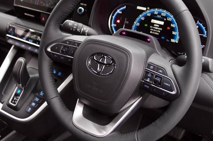 トヨタ・ノアS-Z＜7人乗り／ハイブリッド車＞（ステアリングホイール）