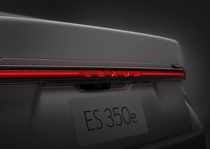 リアは真一文字のランプ（写真）に「ツインLシグネチャーランプ」が組み合わされる。