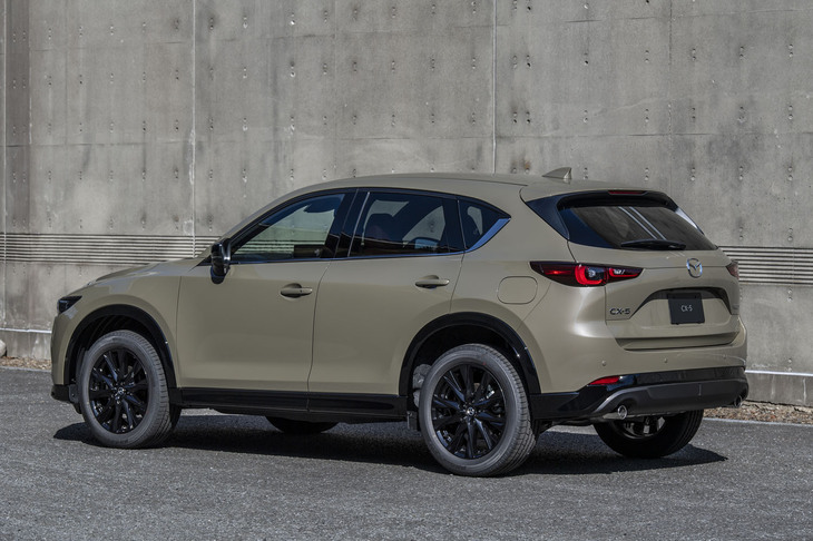 ドアミラーやホイール、シグネチャーウイングをブラックで統一した2代目「CX-5」の特別仕様車「レトロスポーツエディション」。約10年のモデルライフにおいて、新グレードや特別仕様車が絶えず追加されてきたことも、CX-5の人気を支えてきた要因といえる。