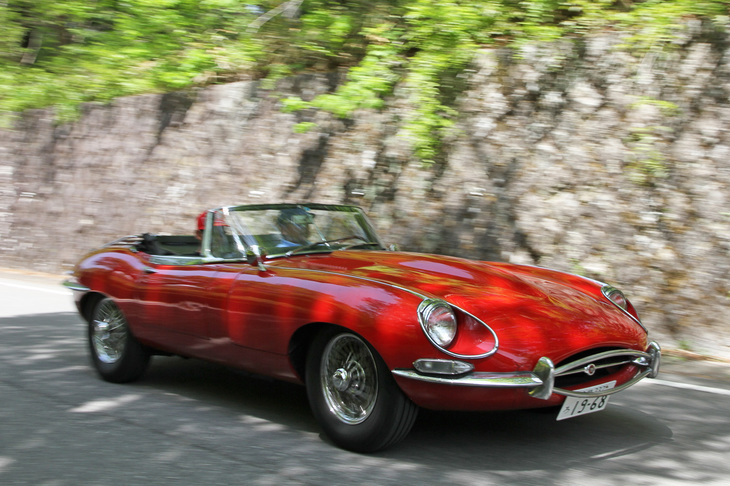 1968年「ジャガーEタイプ ロードスター」。ガラス製のヘッドライトカバーがなくなった、シリーズ1-1/2と呼ばれるモデル。