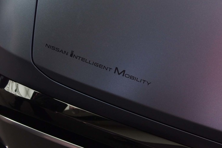 開発テーマである「ニッサン インテリジェント モビリティー」のロゴマークが「ニッサン アリア コンセプト」のリアゲートに配置されている。