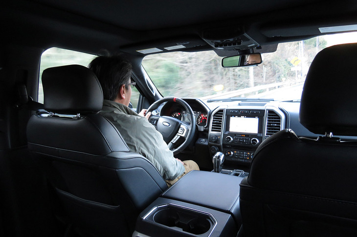 「ほら、ハンドルをこうやって“ちょい”とつまんでるだけでも、真っすぐに走ってくれるよ、このクルマ」「やめてください。読者さんからクレームが来ます」