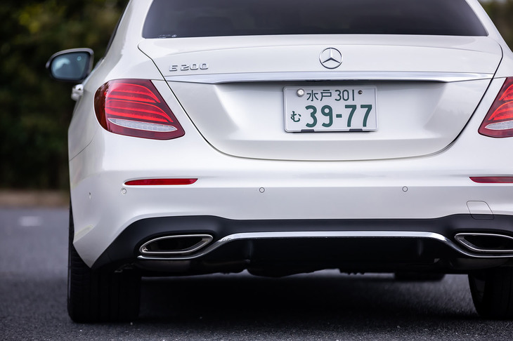 モデル名を示す「E200」のエンブレムをトランクリッド左に配置。外装の灯火類は前後ランプはもちろんのこと、ハイマウントストップランプも含め、すべてがLEDになっている。