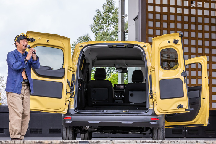 荷室の広さや使い勝手について「よくぞ観音開きを継承してくれました。開口部も広くて文句ナシです」と感想を述べた安田大サーカスの団長安田さん。愛するロードバイクを積んで「全国の（トライアスロン）イベントに出かけたい」と語った。