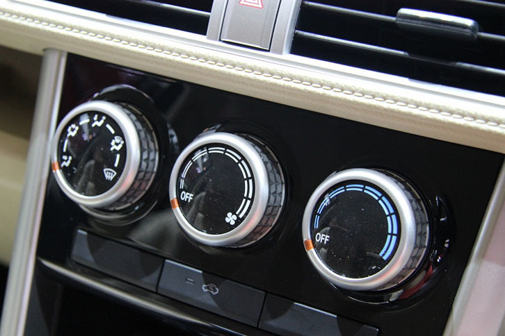 「三菱エクスパンダー」で新鮮だったのは、空調。なんとヒーターがないのです。これはインドネシアが年中温暖な気候で、クルマが走れて、なおかつヒーターを必要とするほどの標高の高い道がないからですね。インドネシア以外に輸出する仕様には、ヒーターも付いているそうですよ。