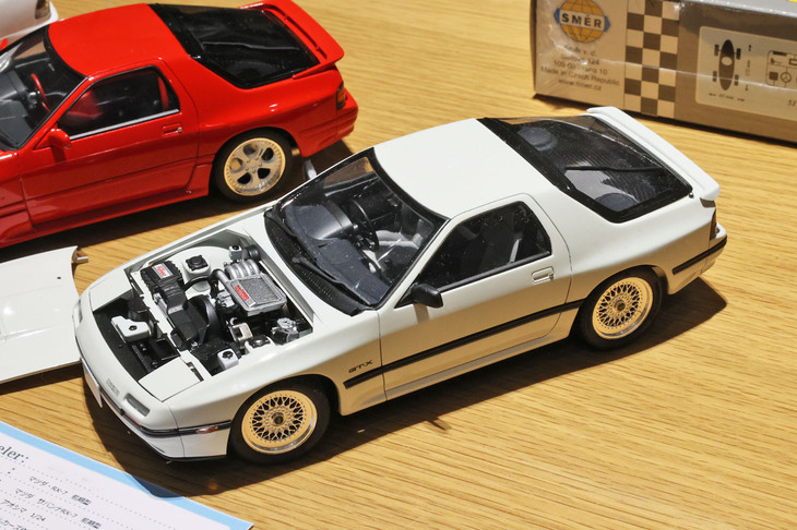 ベースはアオシマの1/24「マツダ・サバンナRX-7」（FC3S）。漫画『バリバリ伝説』の巨摩 郡が乗る前期型FCをイメージして製作したという。
