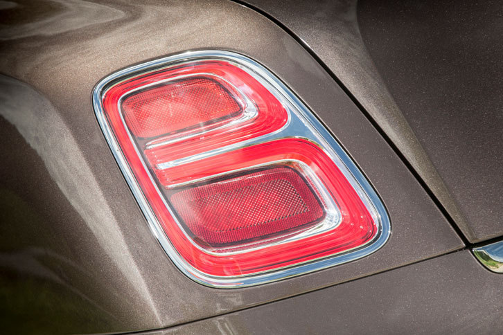 リアでは「ベンテイガ」と同じく、新たにテールライトが「B」の文字を表現するようになった。