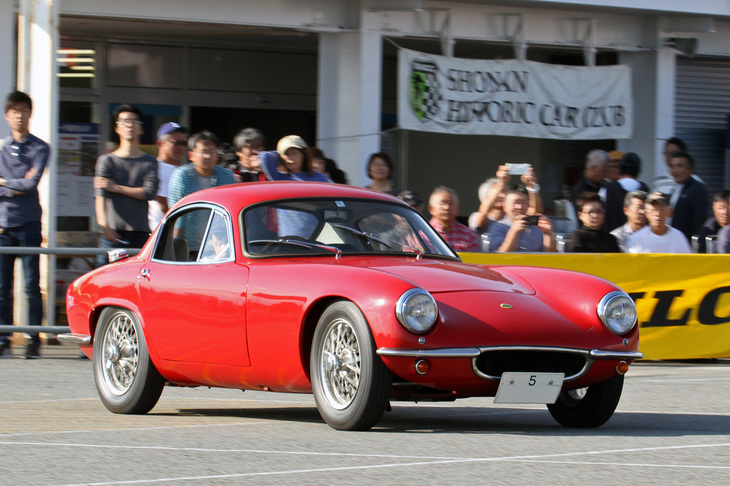 会場を後にする1961年「ロータス・エリートSr.2」。当時ロータスの代理店だった芙蓉貿易が入れた正規輸入車で、新車からの「5」で始まる陸運支局名がなかった時代の東京ナンバーを付けた超希少車である。