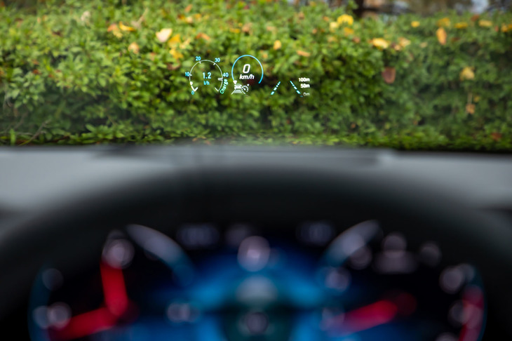 ヘッドアップディスプレイは、「AMGアドバンスドパッケージ」に含まれるオプション。表示情報を任意に選択できるようになっている。