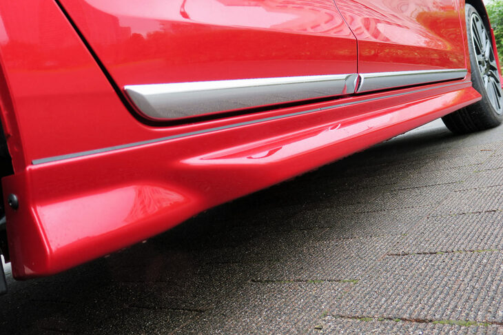 ホンダ・フィット リュクス 無限パーツ装着車（サイドスポイラー）