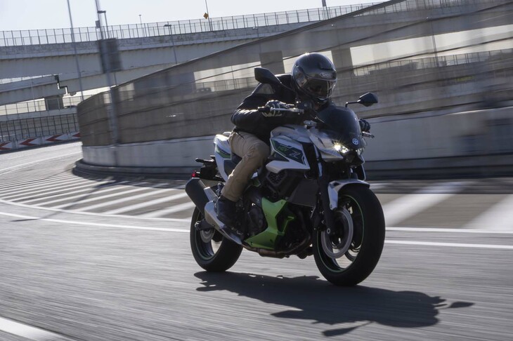 カワサキの説明では、走行中に「eブースト」を作動させると「全域での出力を650ccクラスのマシン並みに向上」するとのことだが、モーター特有のトルクレスポンスもあって、体感的にはそれ以上の力感だ。また発進時に同機能を使うと、状況によっては「ニンジャZX-10R」をも超える発進加速を実現するという。