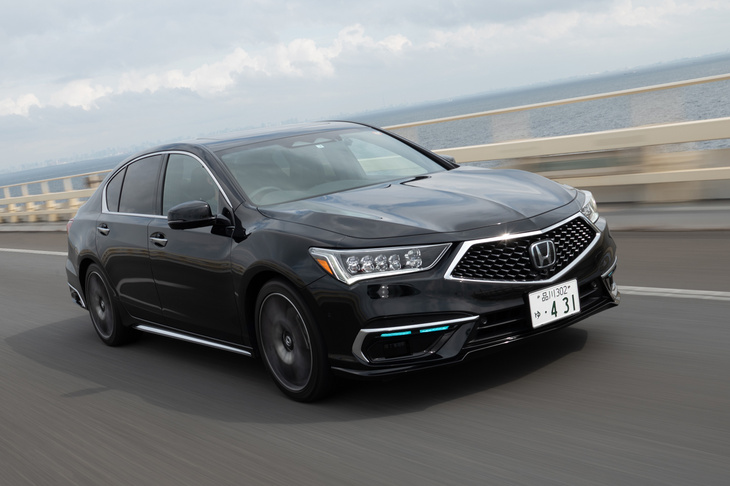 “レベル3”の自動運転とは、一定条件下で加速・制動・操舵というすべての運転タスクを車両がおこなう運転システムのこと。ホンダがいち早く「レジェンド」で実用化したが、条件が厳しいわりにドライバーの恩恵が「ハンズオフ走行時に動画を見られる。スマホをいじれる」程度だったためか、今のところ、他社が追従する動きは見られない。（写真：向後一宏）