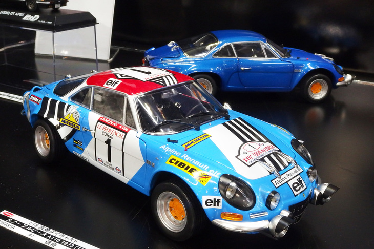 京商オリジナルのダイキャスト製1/18「アルピーヌA110 1973ツール・ド・コルス仕様」。価格は2万3544円。奥の「A110 1973」は2万1384円。