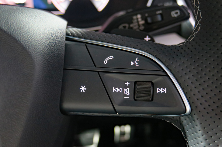 アウディQ5スポーツバック 1st edition（ステアリングスイッチ）