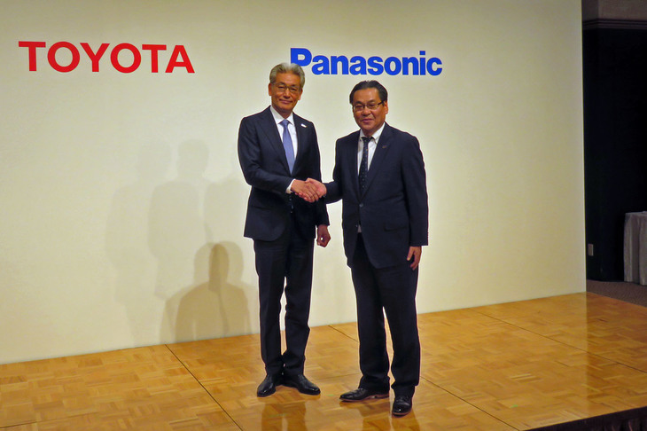 写真左からトヨタ自動車の白柳正義執行役員とパナソニックの北野 亮専務執行役員。