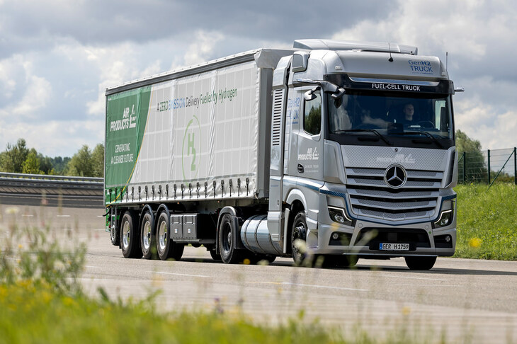 大荷物を積んでの長距離移動が多いことから、今日ではFCVは、中大型トラックといった商用車からの普及が模索されている。写真はダイムラー・トラックが欧州で実証実験を行っている、FCVのトレーラーヘッド。