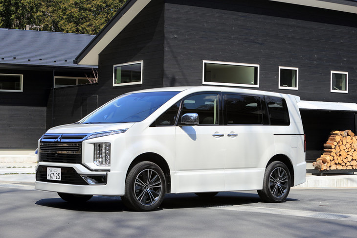 専用の内外装パーツが採用された「アーバンギア」。従来モデルにおける「ローデスト」の後継にあたる。