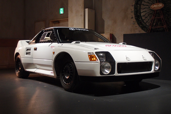 高性能マシンがしのぎを削るグループBへの参戦を視野に開発された、プロトタイプカー「トヨタ222D」。ベース車両は「トヨタMR2」（AW11）で、駆動方式はフルタイム4WD。ミドに縦置きされるエンジンは「3S-GTE」ユニットがベースの2.1リッター直4ターボで、500ps以上を発生した。