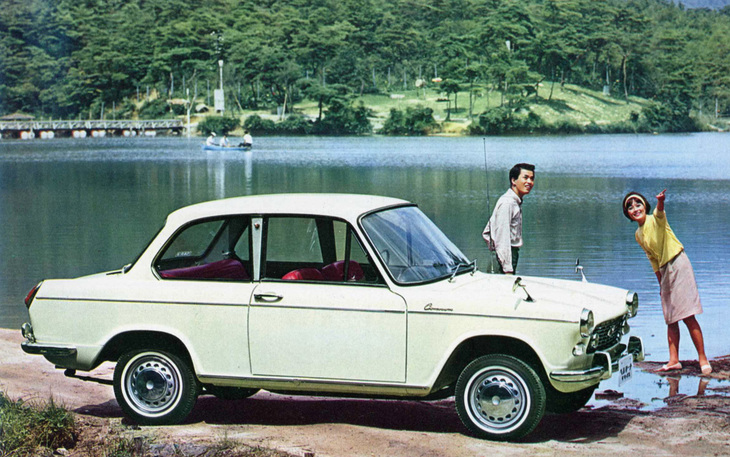 バンの登場から半年後の1963年11月に登場した「コンパーノ ベルリーナ」。ベルリーナとはセダンを意味するイタリア語だが、ダイハツ自身も広告などで「ダイハツ・ベルリーナ」と表記することがあり、車名と誤解されることも少なくなかった。バン／ワゴンからセダンへのアレンジはダイハツで行われ、当初は2ドアセダンのみ。1965年に1リッターエンジン搭載の4ドアセダンが加えられた。