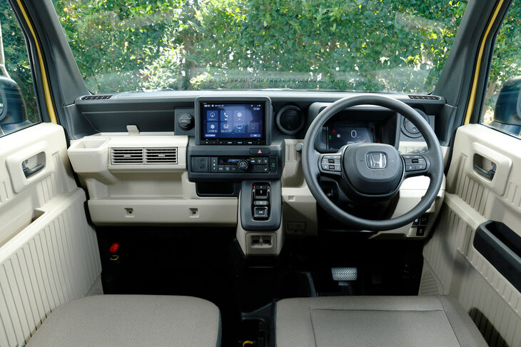 インストゥルメントパネルまわりでは、レバータイプのシフトセレクターを排することで設計を効率化。パーキングブレーキは足踏み式だ。