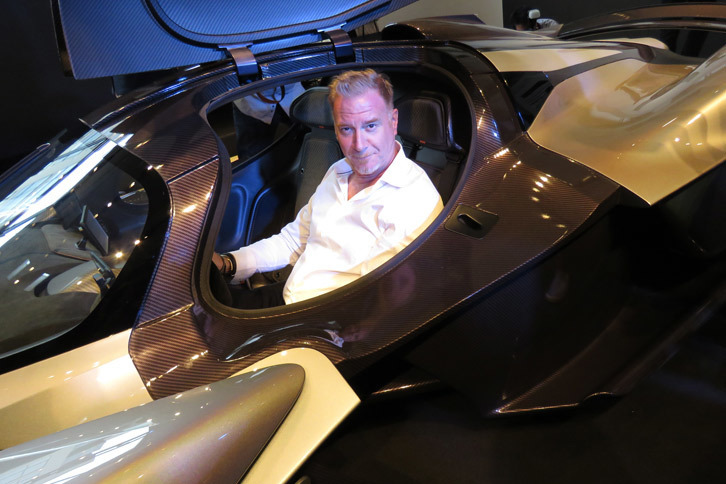 アストンマーティンのマレック・ライヒマン氏。「ヴァルキリー」のコックピットでご満悦の様子。