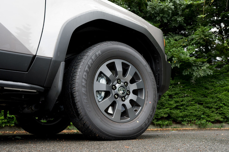 「ZX」の標準タイヤサイズは265/60R20。265/65R18サイズのタイヤを選択すると、車高が10mm低く、車重が20kg軽くなる。