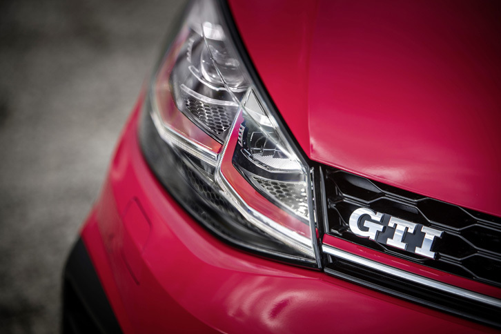 「ゴルフGTI」のデュアルLEDヘッドランプ。内部の赤いアクセントは、グリルの赤いラインが連続しているような視覚効果を与える。