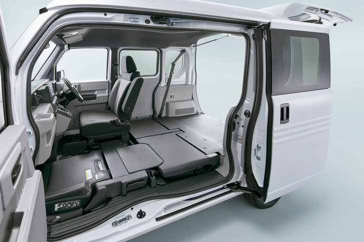 「N-VAN e： L4」の荷室。長さ2.47mの脚立がきちんと積み込めるスペースを確保している。L4の荷室容量はVDA方式の計測値で最大1568リッター、「G」グレードは1787リッターを誇る。