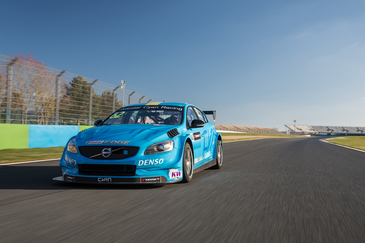 マニクール・サーキットを疾走する「ボルボS60ポールスターTC1」。チャンピオンマシンのハンドリングはどのようなものか、じっくりと確認しました。