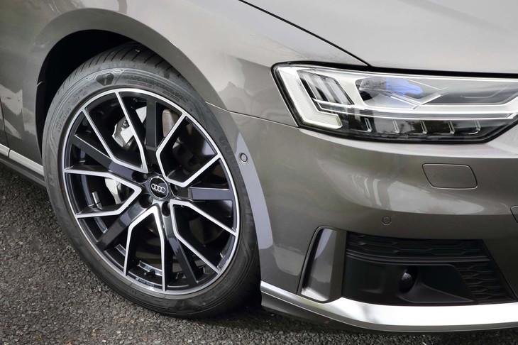 “5Vスポークスターデザイン”と名付けられた20インチホイール。繊細な意匠とアンスラサイトブラックのカラーリングが特徴。