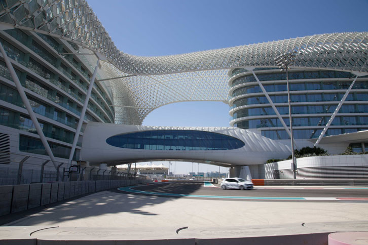 立体交差があるサーキットはそれほど珍しくない。しかしホテルの下（正確には構造物の下）をくぐるサーキットは珍しいのではないか。ピットレーンがメインコースの下をくぐり、反対側から本線に合流するのもヤス・マリーナの名物である。