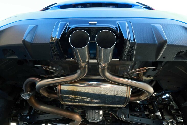 試乗車には、エンジンレスポンスの向上に寄与するパフォーマンスマフラーも装着されていた。