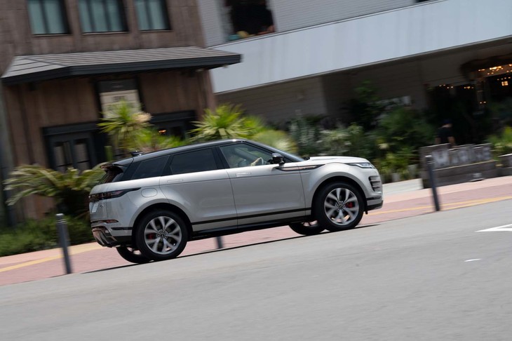 システム出力309PSを誇る「P300e」。0-100km/h加速のタイムは6.4秒、最高速は213km/hと公表されている。