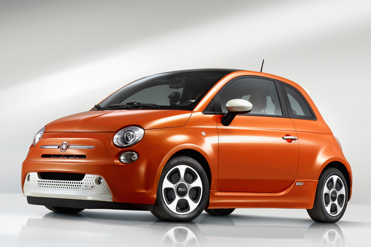 米国のカリフォルニア州とオレゴン州でのみ限定販売されている電気自動車「フィアット500e」。走行可能距離はEPA計測で84マイル（約135km）とされている。