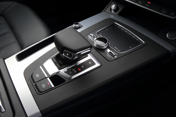 2リッターターボ車のトランスミッションには、7段デュアルクラッチ式ATを採用。従来モデルのものより軽量化と低燃費化が図られているほか、低速走行時における変速のスムーズさも追求されている。