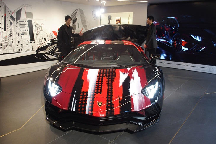 ファッションブランド「Yohji Yamamoto」との初コラボレーションモデル「アヴェンタドールS“dressed”by Yohji Yamamoto」をアンベールした瞬間。