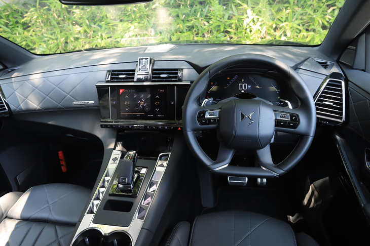 インテリアは、素材やデザインの異なる3タイプ（オペラ／リヴォリ／バスティーユ）がラインナップされる。写真は「フランスのモダニズムを表現した」とされるレザー仕様のリヴォリ。