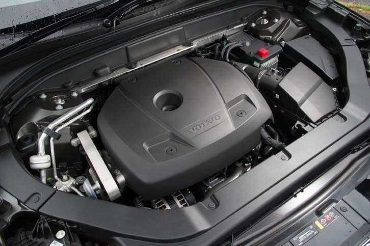 254psと350Nmを発生させる「T5 AWDインスクリプション」の2リッターターボエンジン。JC08モードの燃費は12.6km/リッター。