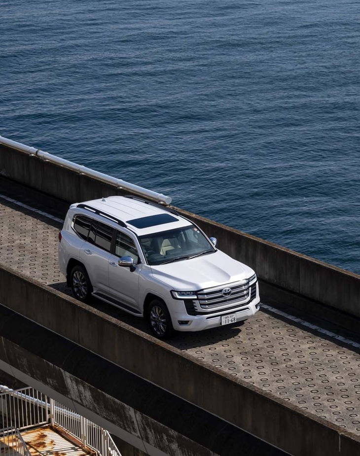 14年ぶりにフルモデルチェンジした「トヨタ・ランドクルーザー」。新しいディーゼルユニットや、新たにラインナップされたグレード「GRスポーツ」にも注目です。（photo：小河原 認）