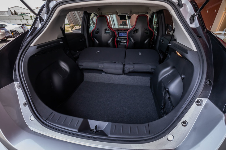 5人乗車の通常使用時における荷室容量は、標準車と同じ435リッター。60：40の分割可倒機構が備わる後席の背もたれを前方に倒せば長尺物の収納にも対応できる。