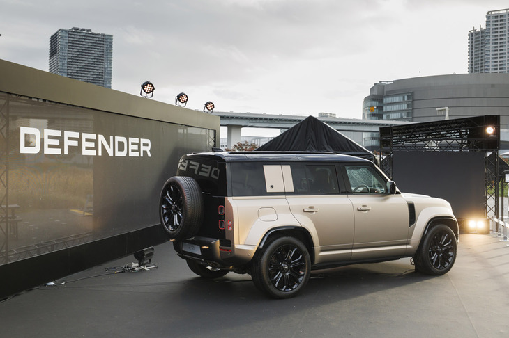 会場に展示された「ディフェンダー・オクタ」は、専用プレミアムメタリック仕上げとなる「ペトラカッパー」の外板色をまとっていた。車両本体価格は2037万円で、日本市場への割り当て台数は130台とアナウンスされる。