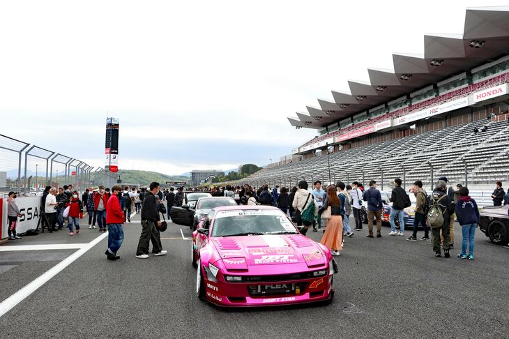 モーターファンフェスタ名物となった「グリッドウォーク」。富士スピードウェイのホームストレートに、貴重なクルマが90台も並ぶ。それらが見えなくなるほど多くの来場者が集まっていた。