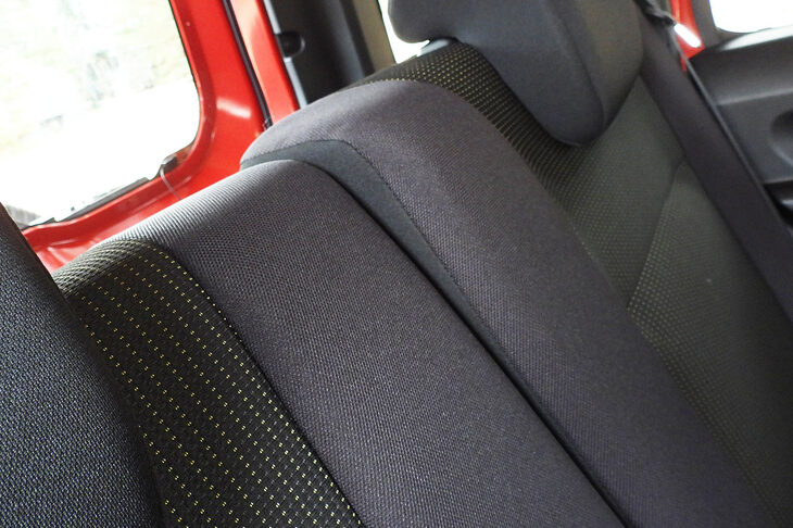 リアシートの背もたれは2段階で角度調整ができる。