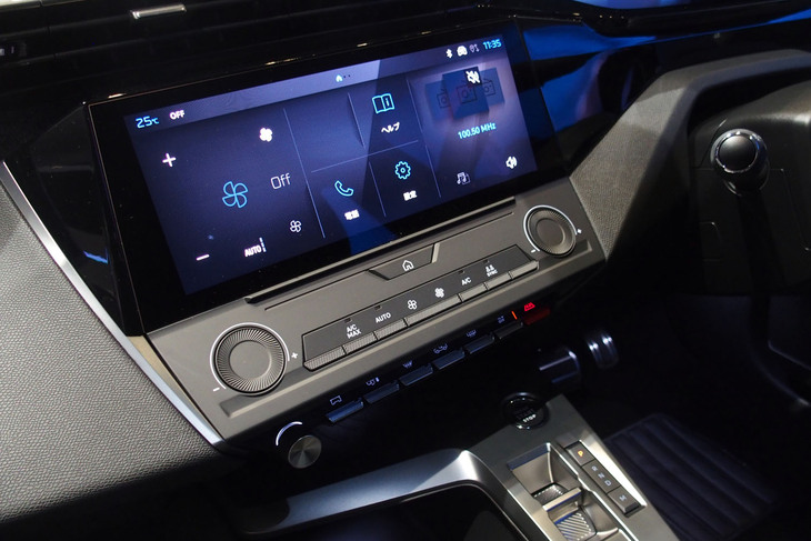 プジョー408アリュール（センターコンソールの10インチタッチスクリーン）