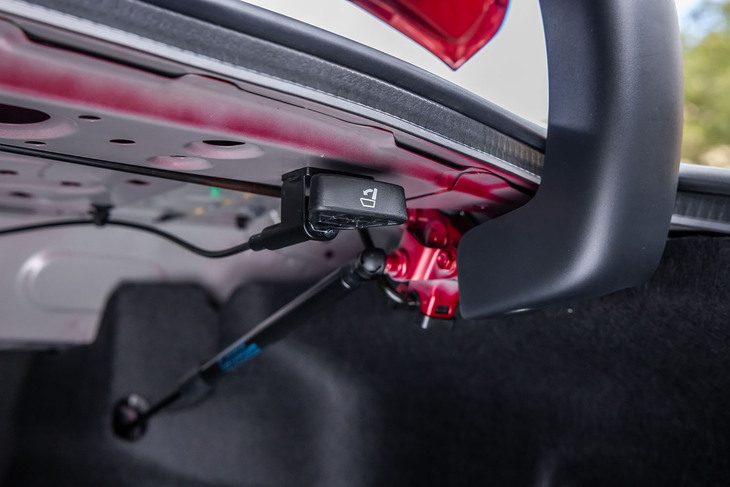 ホンダ・アコード（リアシートバックのリリーススイッチ）