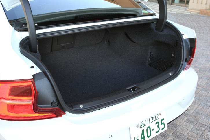 「S90」のトランクルームは、「S80」の480リッターをしのぐ500リッターの容量が確保される。6：4分割式の後席を倒すことで、容量を拡大できる。