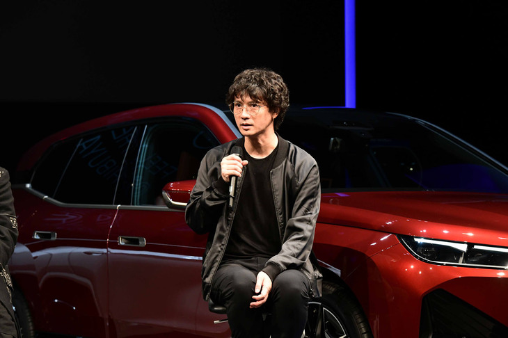 新型電気自動車「BMW iX」「iX3」発表イベントに登壇した安藤政信氏。